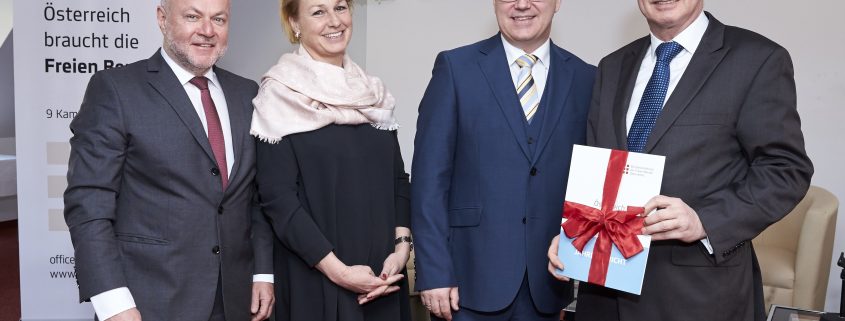 ©Markus Wache v.l.n.r. DI Rudolf Kolbe, Präsidialmitglied der BUKO, Vizepräsident der Bundeskammer der Architekten und Ingenieurkonsulenten, Präsident des Europäischen Rates der Freien Berufe, CEPLIS Dr. Verena Trenkwalder, Präsidentin der Landesstelle Oberösterreich der Wirtschaftstreuhänder Mag. Kurt Frühwirth, Präsident der Bundeskonferenz der Freien Berufe Österreichs (BUKO), Präsident der Österreichischen Tierärztekammer Mag. Othmar Karas, Abgeordneter zum Europaparlament, ÖVP-Delegationsleiter im Europäischen Parlament, Vizepräsident a.D. des Europäischen Parlaments